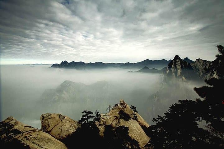 Private Day Hike to Mount Hua (Huashan) from Xi'an — Peaks, Ridges & Cable Car Options photo 2