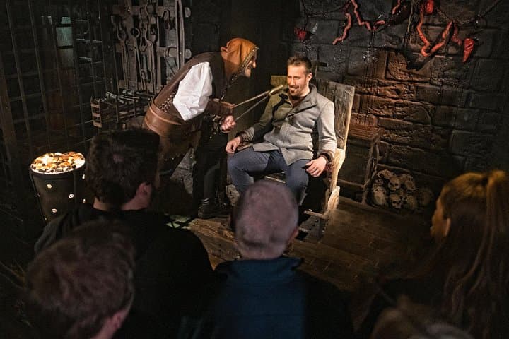 inside-the-london-dungeon-a-dark-walk-through-living-history photo 4