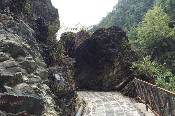 Dali in Two Days: Hike Cangshan, Cruise Erhai and Explore Xizhou Market photo 3
