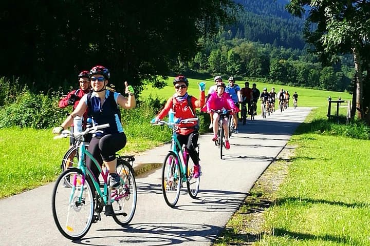 Private Classic Bike Tour of Munich: Half-Day City Highlights & English Garden photo 3