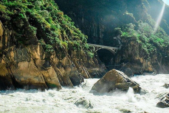 Tiger Leaping Gorge & Lijiang Day Tour — Ancient Town, First Bend & Gorge Views