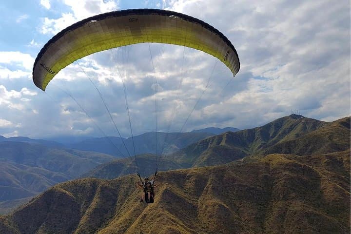 Tandem Paragliding Over Mendoza's Pre-Range: Cerro Arco Flight Experience photo 2
