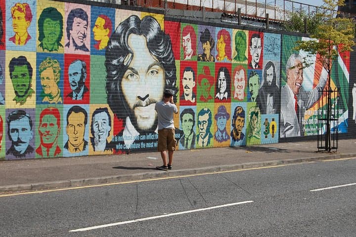 Belfast Black Taxi Tour: Troubles, Murals & Peace Walls Private Experience photo 4