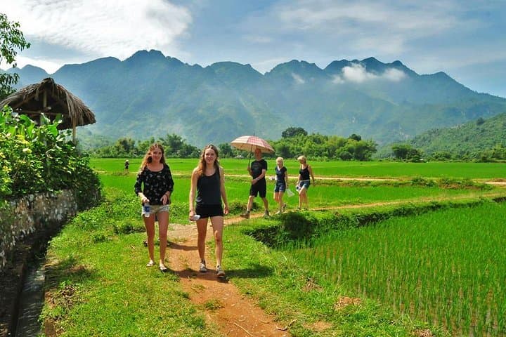 Mai Chau Day Trip from Hanoi: Thung Khe Pass, Muong Market & Village Cycling photo 6