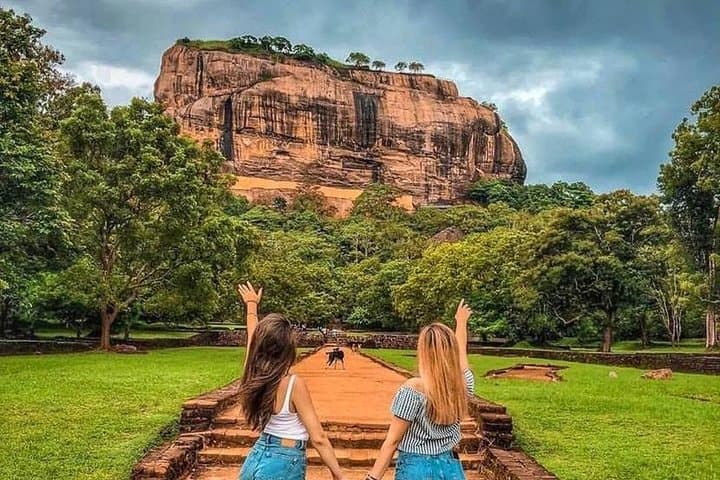 Climb Sigiriya and Explore Dambulla: Private Day Tour from Colombo