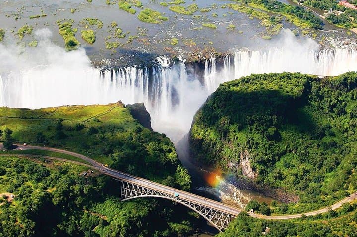 Desert to Water: 15-Day Namibia, Botswana & Zimbabwe Guided Lodge Safari