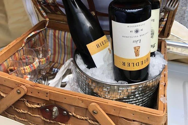 Wine & Vienna VIP Ape Tour — 1-Hour City Wine Tasting & Sightseeing photo 6