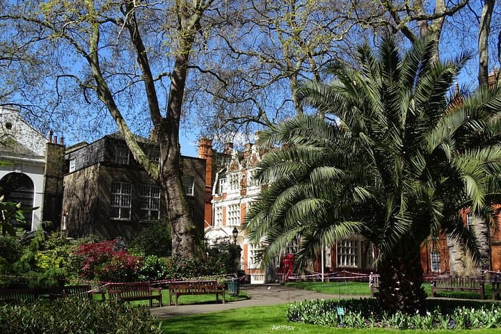 Strolling Mayfair: Private Aristocratic Walking Tour in London