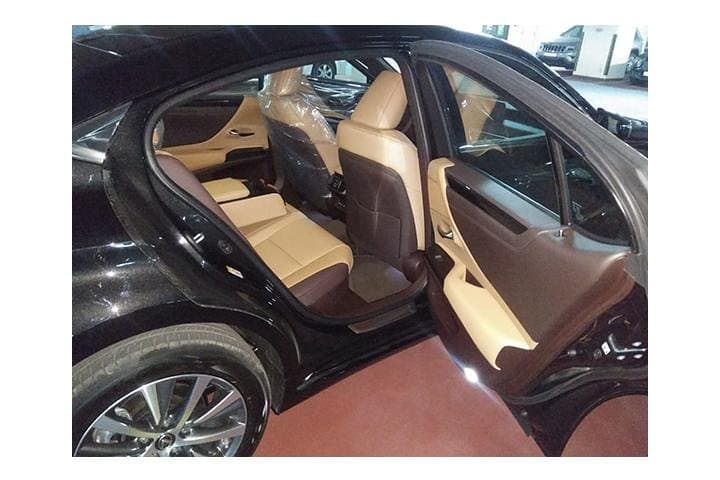 Dubai Airport Arrival Transfer — Private Lexus ES350 & Infiniti Q70 Chauffeur photo 3