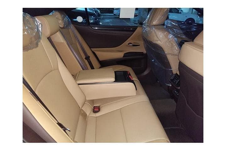 Dubai Airport Arrival Transfer — Private Lexus ES350 & Infiniti Q70 Chauffeur photo 4