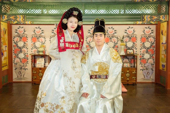 Seoul Hanbok Wedding Experience: Traditional Korean Costume & Photo Studio