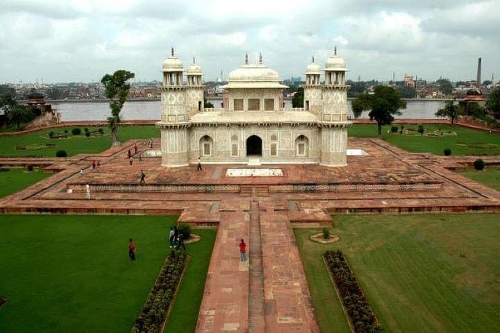 3-Night Agra & Varanasi Train Tour from Delhi — Taj Mahal, Sarnath & Ganga Aarti photo 4