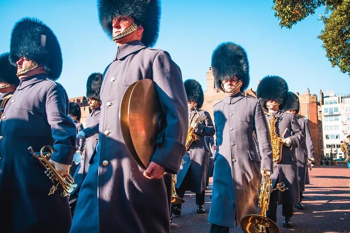Changing of the Guard Walking Tour — Buckingham Palace & Royal London photo 1