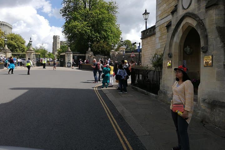 Private Luxury Day Trip to Windsor Castle and Hampton Court Palace from London photo 2