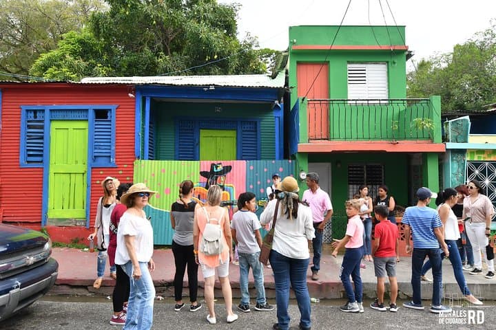 Street Art Walk in Los Pepines, Santiago — Murals & Local Stories