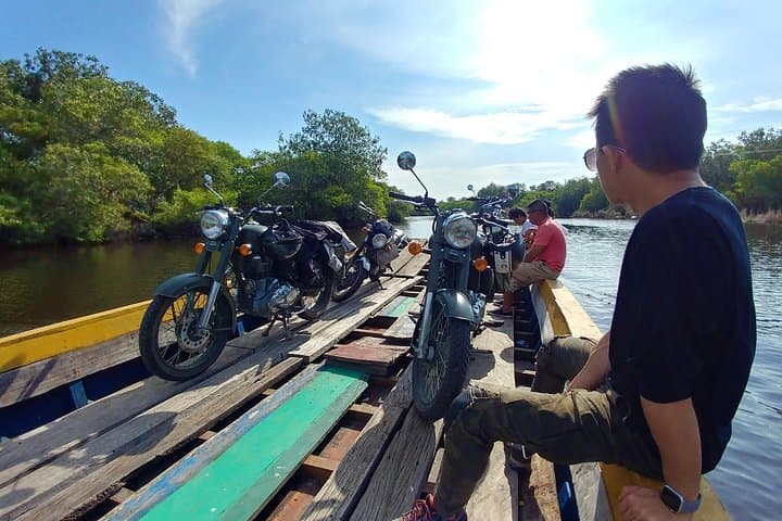 Royal Enfield Overnight to Monterrico Beach: Motorcycle Tour from Antigua