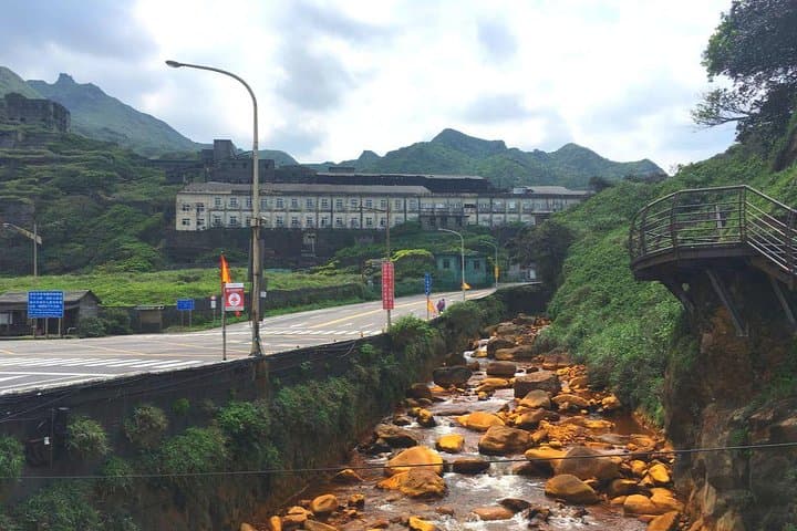 Keelung & Jiufen One-Day Coastal Tour — Zhengbin Port, Worry Valley, Elephant Trunk Rock & Yin-Yang Sea photo 4