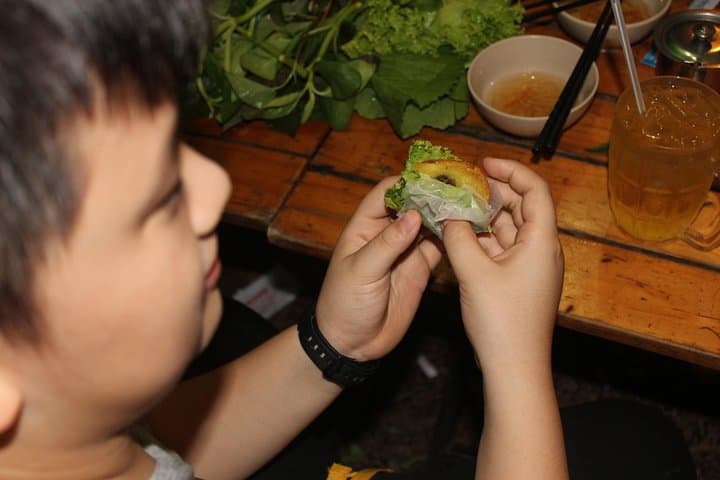 Saigon Street Food and Sightseeing: Private Evening Tour of Local Eats and City Sights photo 4