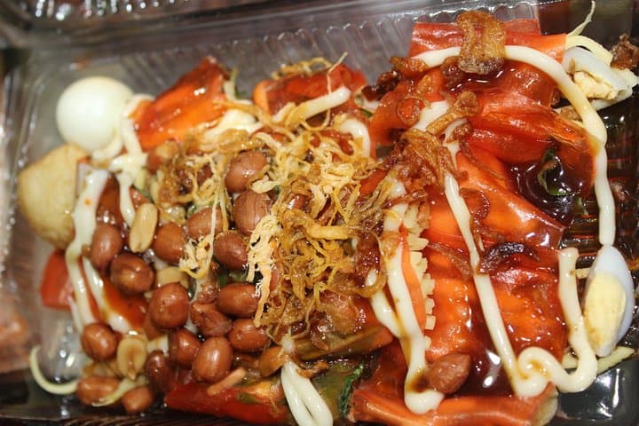 Saigon Street Food and Sightseeing: Private Evening Tour of Local Eats and City Sights photo 6