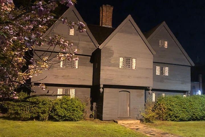 Salem Haunted Footsteps: Best Ghost & Paranormal Walking Tour