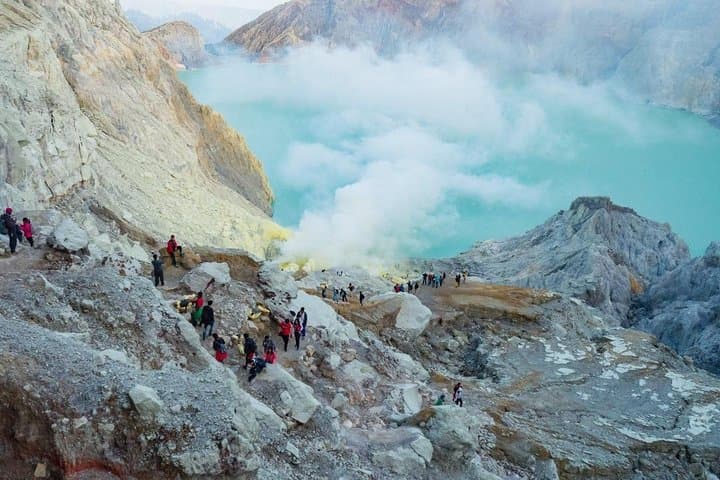 Kawah Ijen Midnight Tour: Blue Flames, Sunrise & Sulfur Miners photo 4