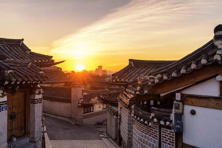 Private Seoul Customized Tour with English-Speaking Guide — Palaces, K‑Pop & Neighborhoods photo 3