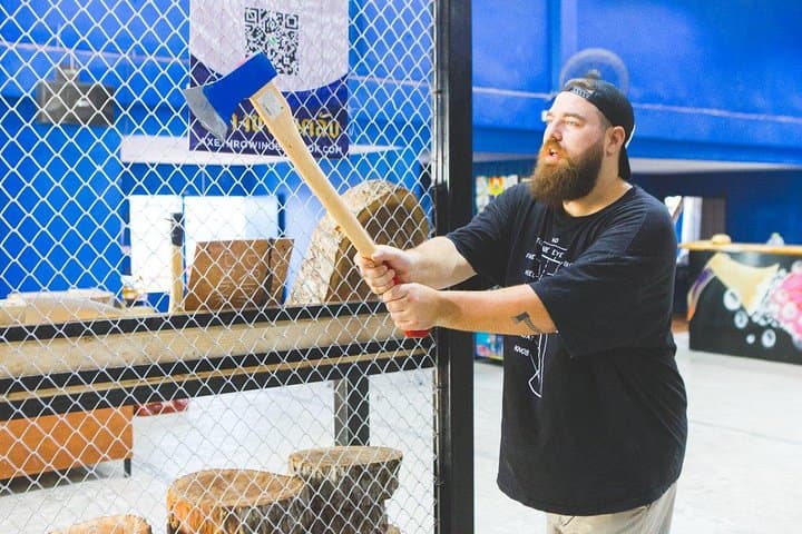 Bangkok Axe Throwing Experience: 1-Hour Urban Axe & Knife Throwing photo 4