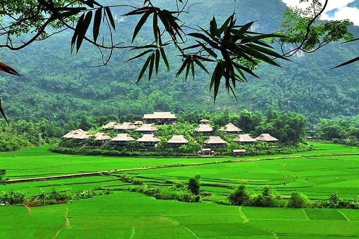 Mai Chau Day Trip from Hanoi: Thung Khe Pass, Muong Market & Village Cycling