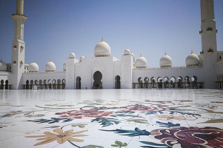 Abu Dhabi Private 6-Hour Layover Tour — Airport Pickup to Sheikh Zayed & Yas Highlights photo 4