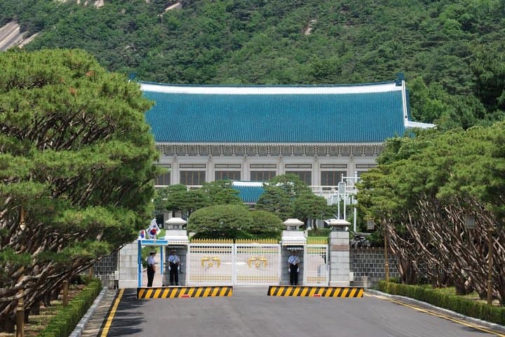 Seoul Palace Morning Tour — Gyeongbokgung, Jogyesa & Blue House Drive-By photo 3
