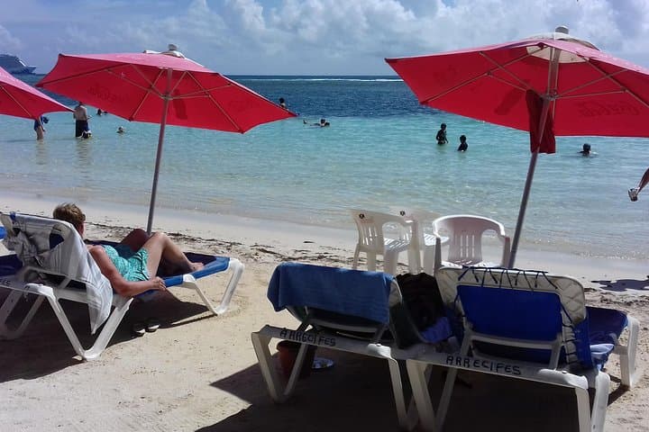 Los Arrecifes Beach Club Day Pass — Mahahual (Costa Maya) Beach Facilities photo 4