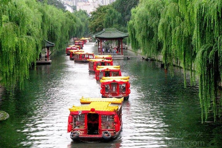Jinan Springs Private Day Tour — Boat Cruise, Baotu Spring & Daming Lake photo 1