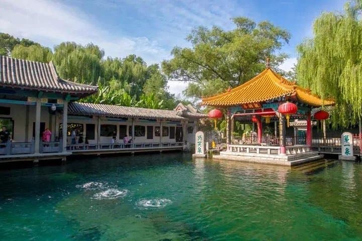 Jinan Springs Private Day Tour — Boat Cruise, Baotu Spring & Daming Lake photo 2