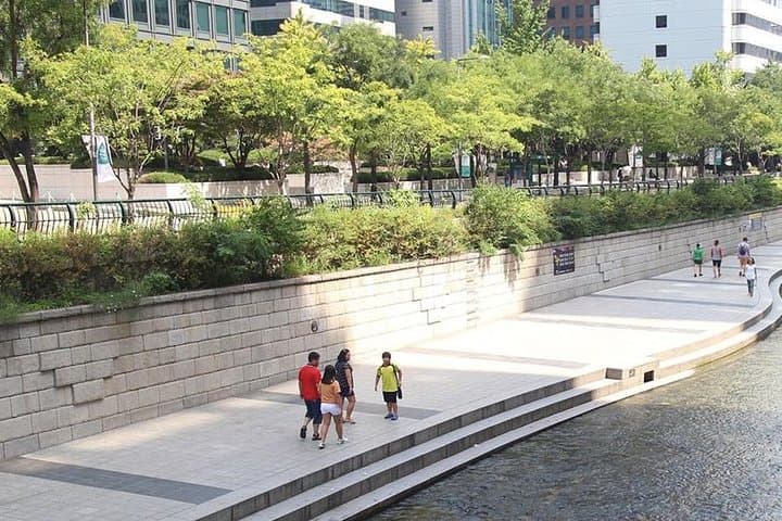 Half-Day Seoul Halal Tour: Private Guide to Itaewon Mosque, Palaces & Halal Eats photo 2