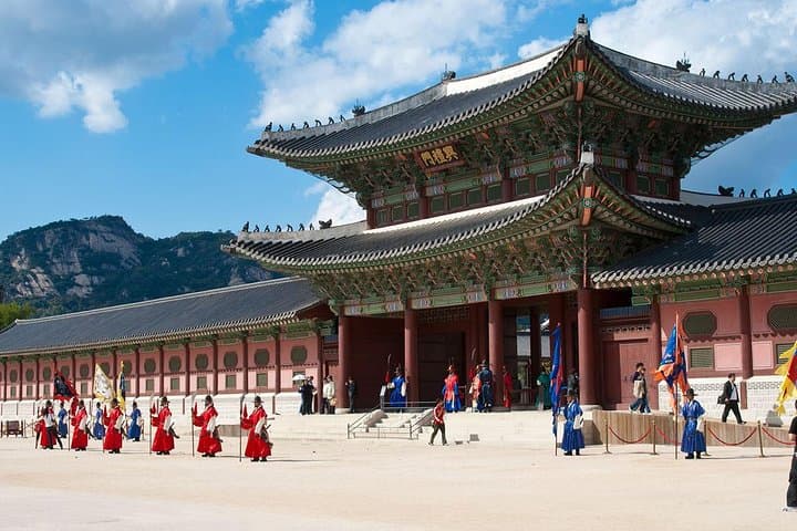 Half-Day Seoul Halal Tour: Private Guide to Itaewon Mosque, Palaces & Halal Eats photo 5