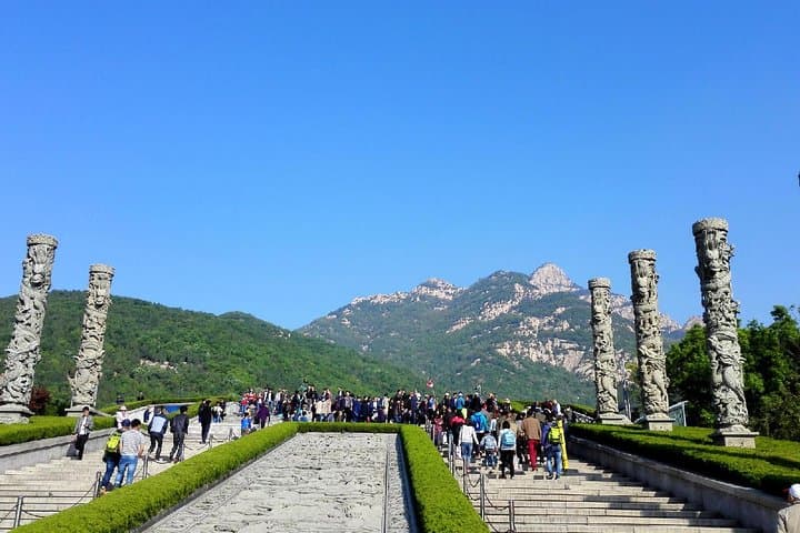Jinan Springs Private Day Tour — Boat Cruise, Baotu Spring & Daming Lake photo 3