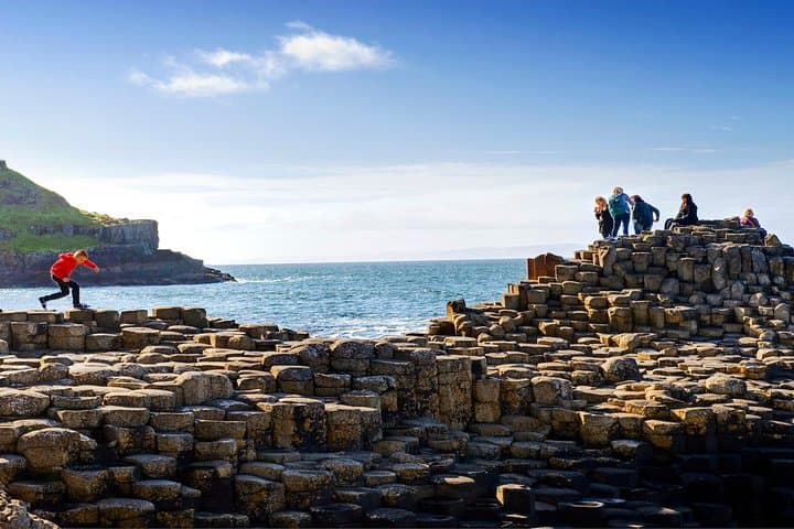 Dublin to Belfast Black Cab Tour: Dunluce Castle & Giant's Causeway Day Trip