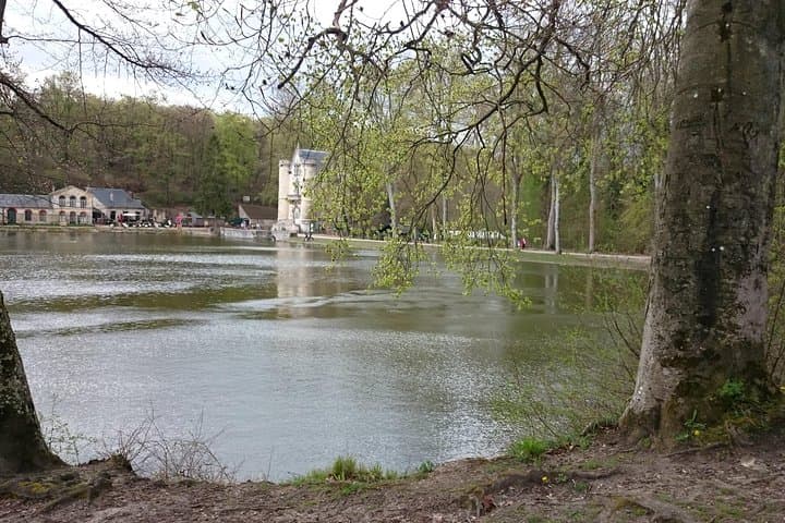 Explore Chantilly by Electric Bike: Castle Views, Forest Trails & Local Stories photo 3