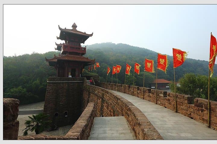 Wuhan Day Tour: Yellow Crane Tower, Donghu (East Lake) & Moshan Cable Car photo 5