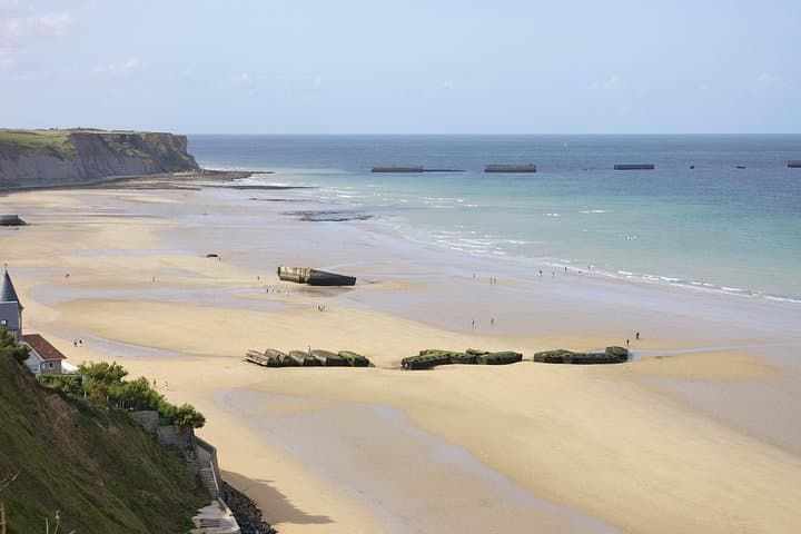 Discover the DDay Beaches: A Private Historical Tour from Paris