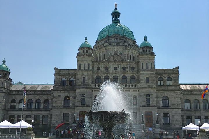 Private Luxury Victoria Van Tour: Inner Harbour, Gardens & Chinatown Highlights