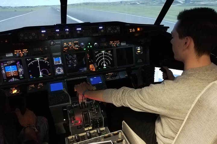 Take the Controls: 60-Minute Boeing 737 Flight Simulator in Antwerp