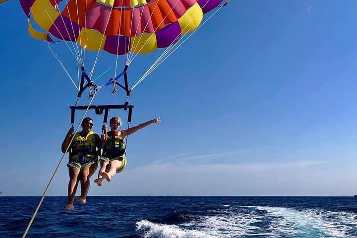Roatan Parasailing: 360° Views Over Caribbean Reefs