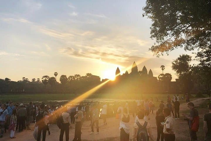 2-Day Angkor Sunrise Tour — Angkor Wat, Ta Prohm & Banteay Srei photo 3