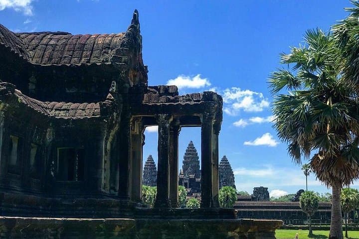 2-Day Angkor Sunrise Tour — Angkor Wat, Ta Prohm & Banteay Srei photo 4