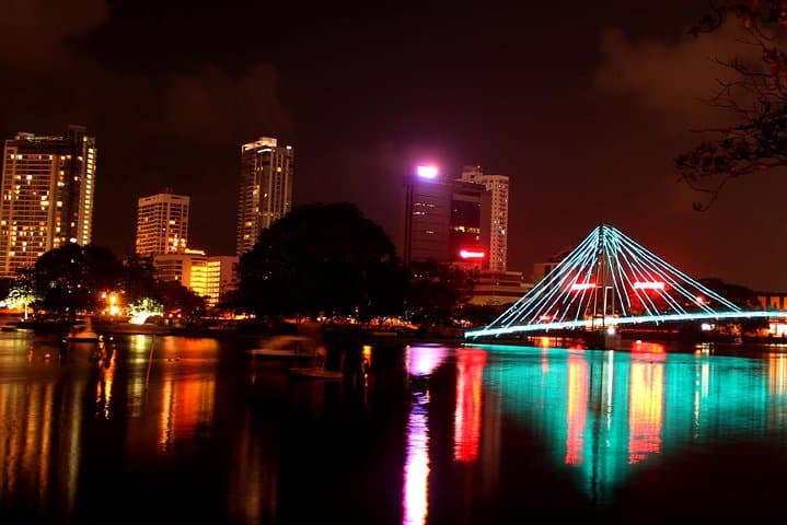 Colombo City Day Tour: Temples, Galle Face Promenade & Independence Square