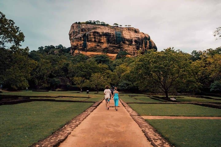 Climb Sigiriya Lion Rock & Dambulla Cave Temple: Day Tour from Colombo