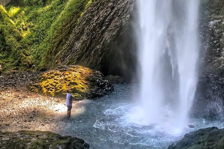 Multnomah Falls and Columbia River Gorge Half-Day Hiking Tour — Waterfalls, Basalt & Vista Guide