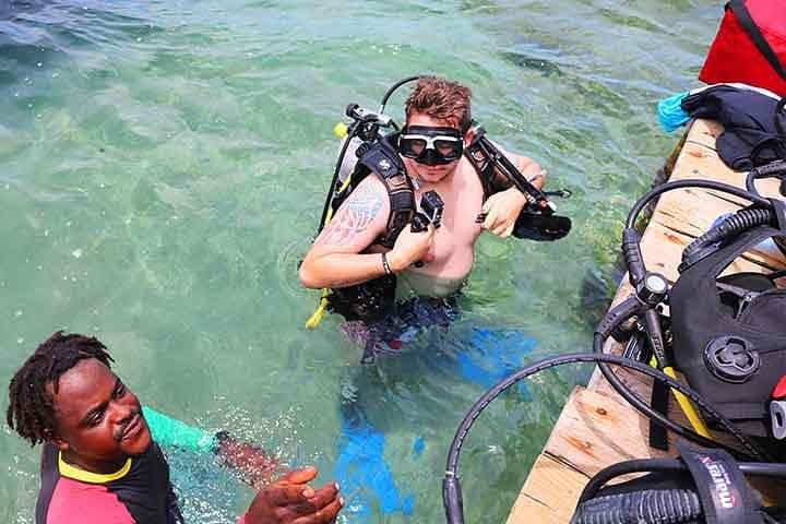 Discover Scuba Diving on Roatán's Coral Reef photo 5