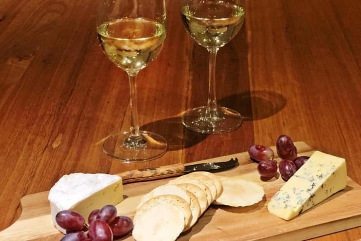 Wanaka Evening Cruise: 1-Hour Wine & Cheese on Lake Wanaka